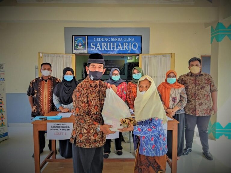 gambar_PEMERINTAH KALURAHAN SARIHARJO MENYALURKAN BANTUAN SEMBAKO BAGI WARGA YANG TERDAMPAK COVID-19